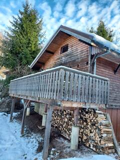 petit chalet en bois montagne neige